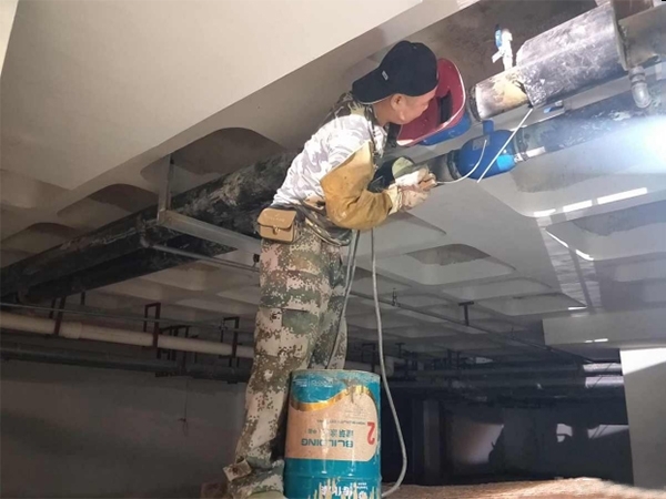 當供熱管道或暖氣片漏水時，應采取哪些措施？